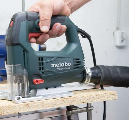Ручний електролобзик Metabo в роботі