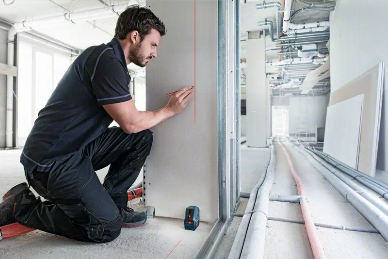 Лазерный нивелир Bosch GLL 2-10 в руке