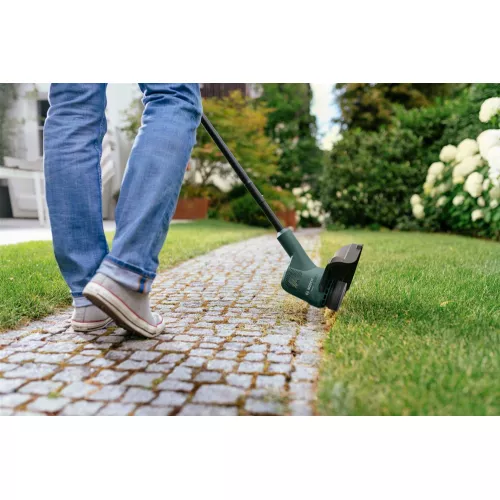 Тример Bosch EasyGrassCut 23 у роботі