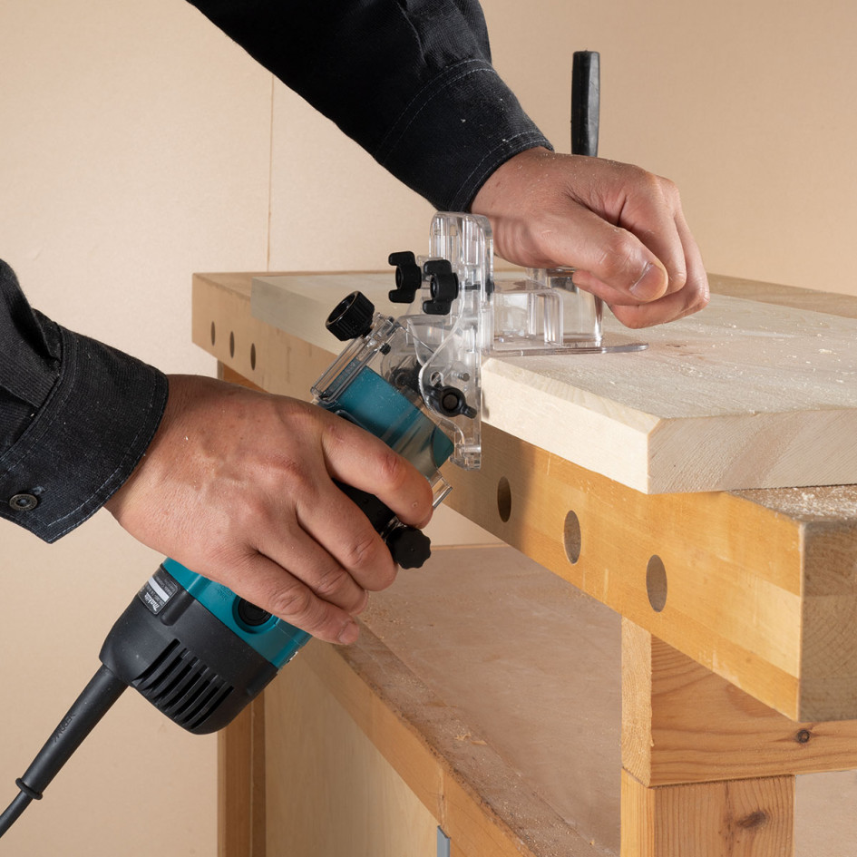 Фрезер Makita 3712 в роботі