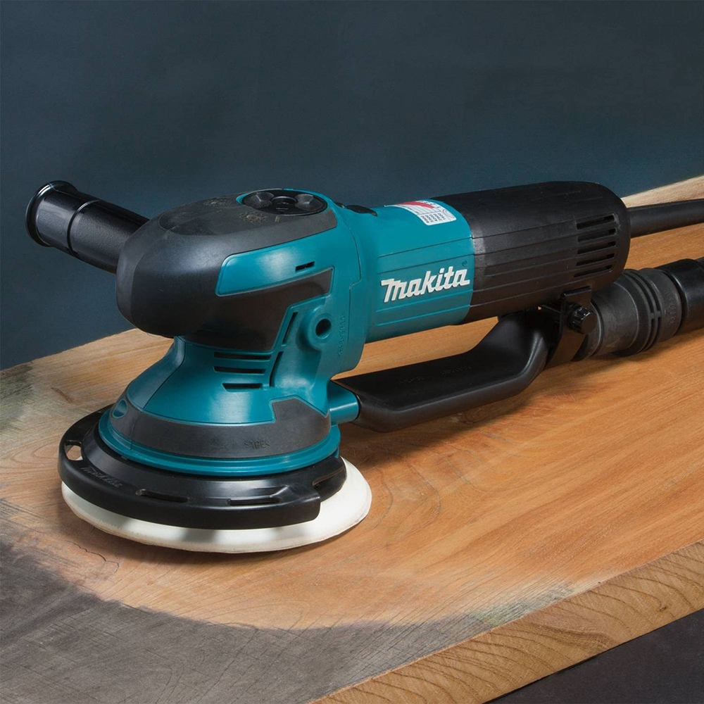 Эксцентриковая шлифмашина Makita BO6050J в работе