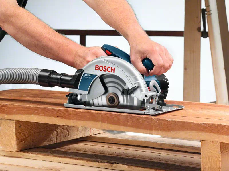 Циркулярна пила Bosch GKS 190 у роботі