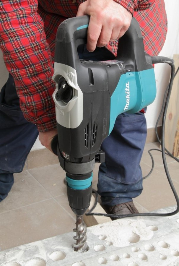 Перфоратор Makita HR4003C в работе