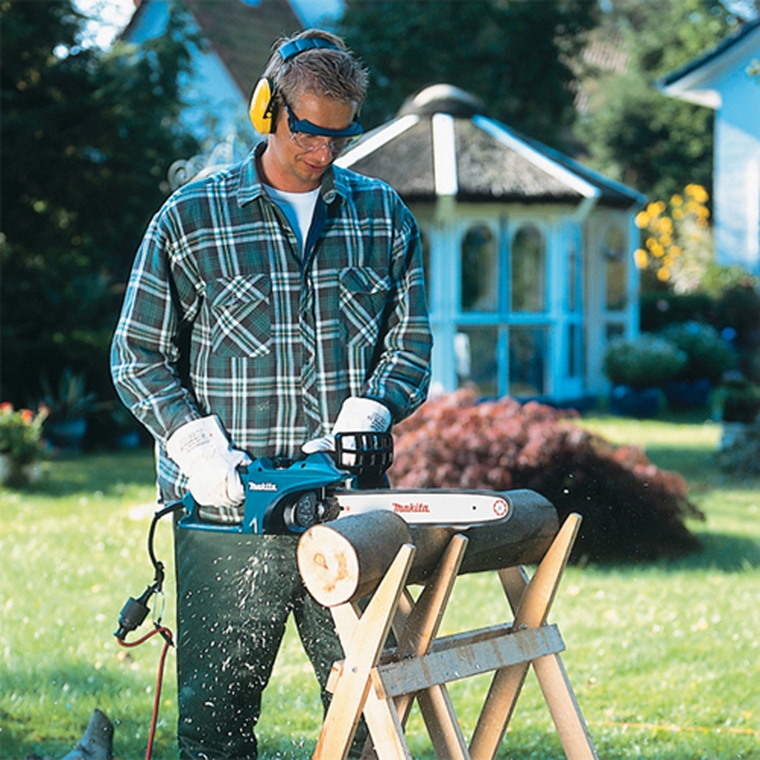 Цепная электропила Makita UC3541A в работе