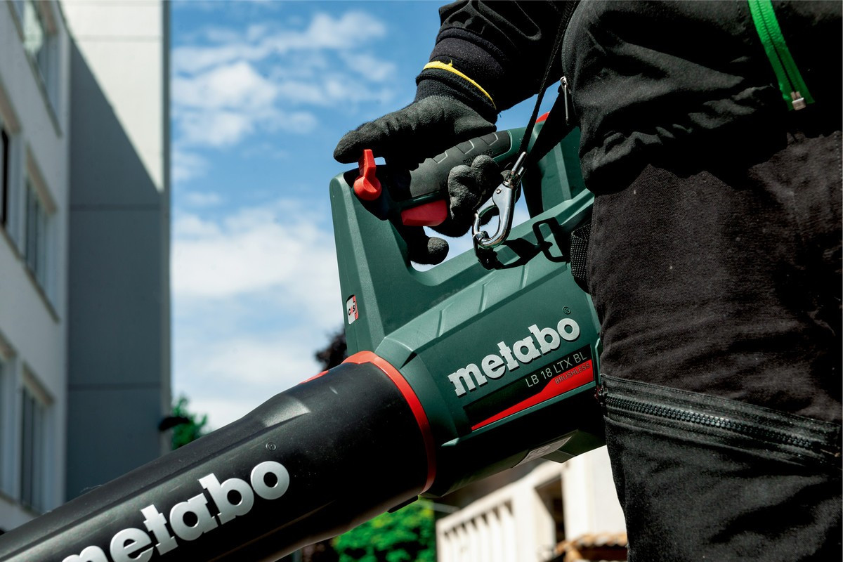 Инструмент Metabo LB 18 LTX BL в руке