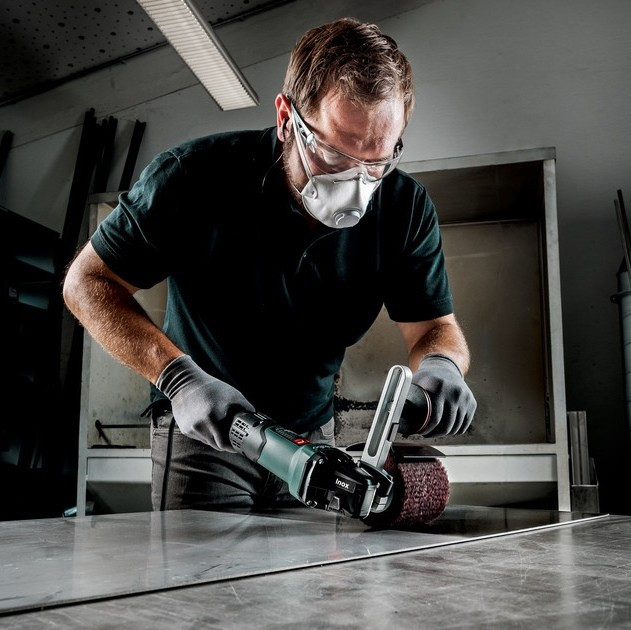 Щеточная шлифовальная машина Metabo SE 17-200 RT сбоку
