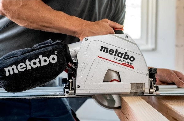 Пила Metabo KT 18 LXT 66 BL у роботі