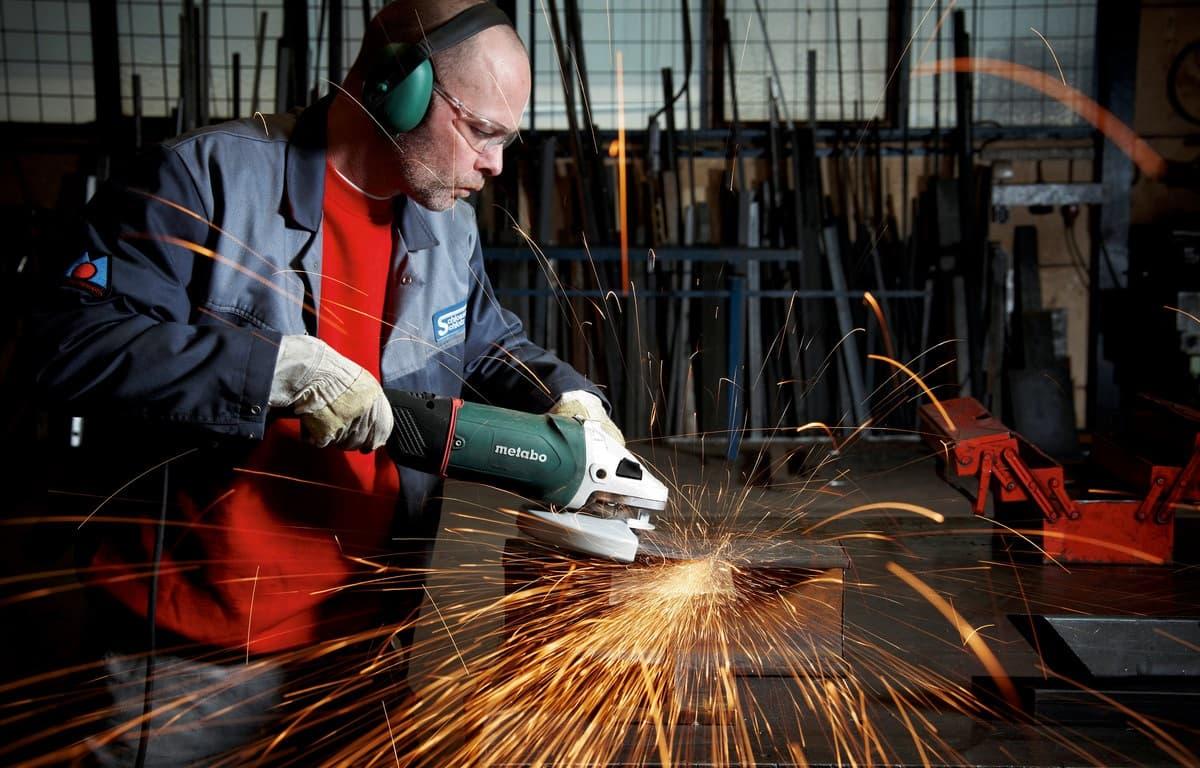 Угловая шлифмашина Metabo в работе