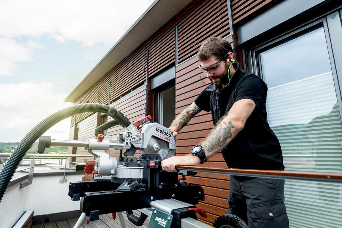 Торцовочная пила Metabo KGS 18 LTX BL 216