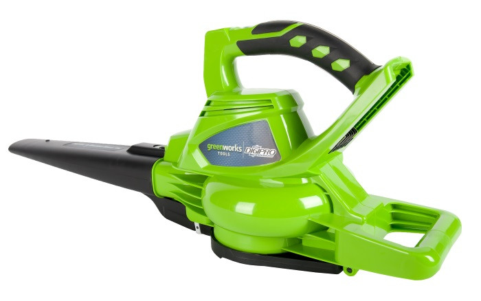 Greenworks GD40BV в режиме воздуходувки