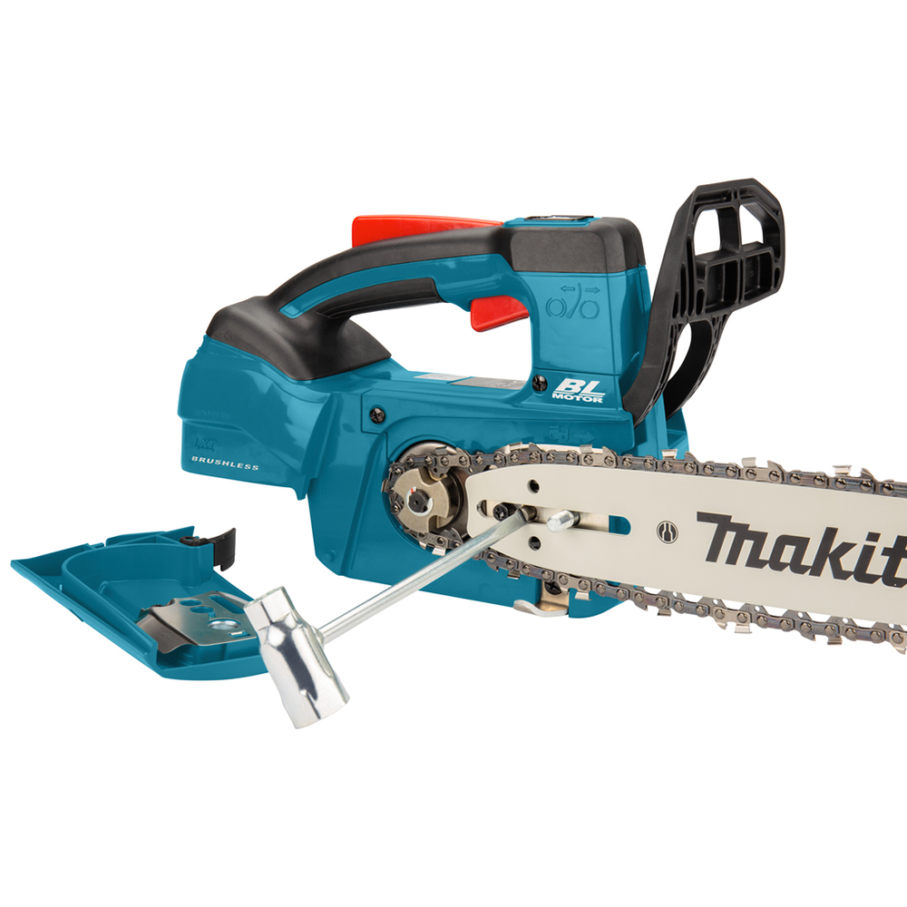 Передній вигляд акумуляторної пили Makita